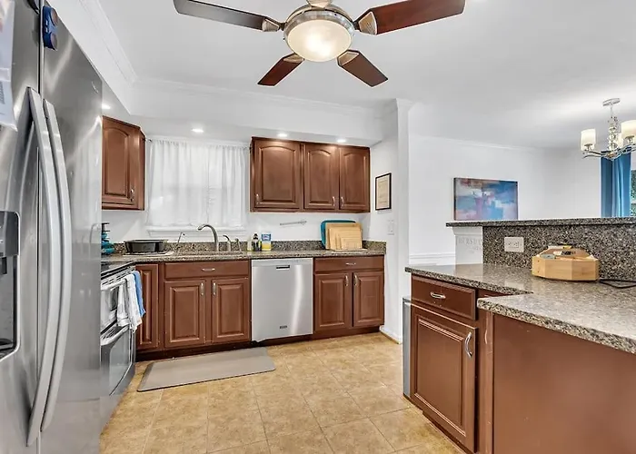 Private Single Family Home Close To Both Water And Downtown!